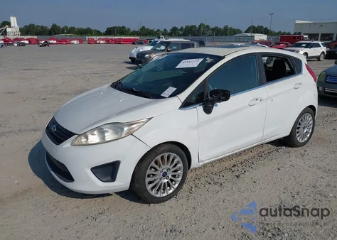 2015 Ford Fiesta Titanium z USA, uszkodzony, nr VIN 3FADP4FJ9FM213111